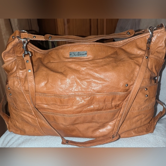 Tre Vero large travel crossbody bag. - Picture 1 of 14